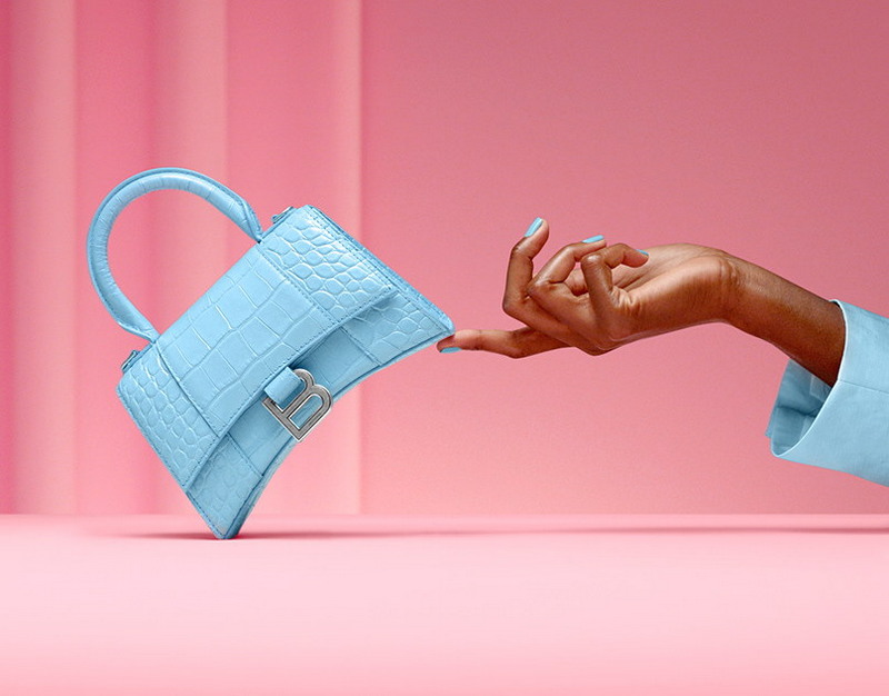 Никита Кологривый с иронией поздравил женщин-аферисток с 8 Марта